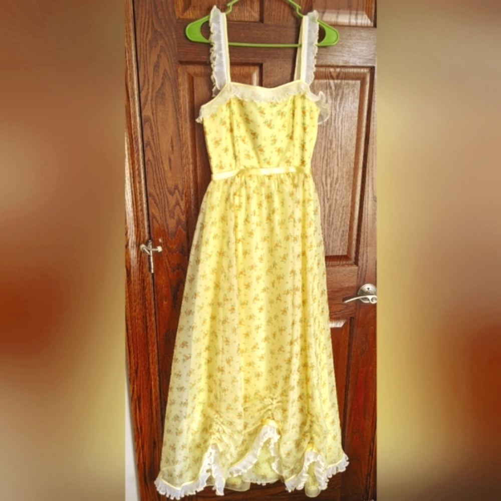 Vintage 1970s Yellow Floral Gown size 9P